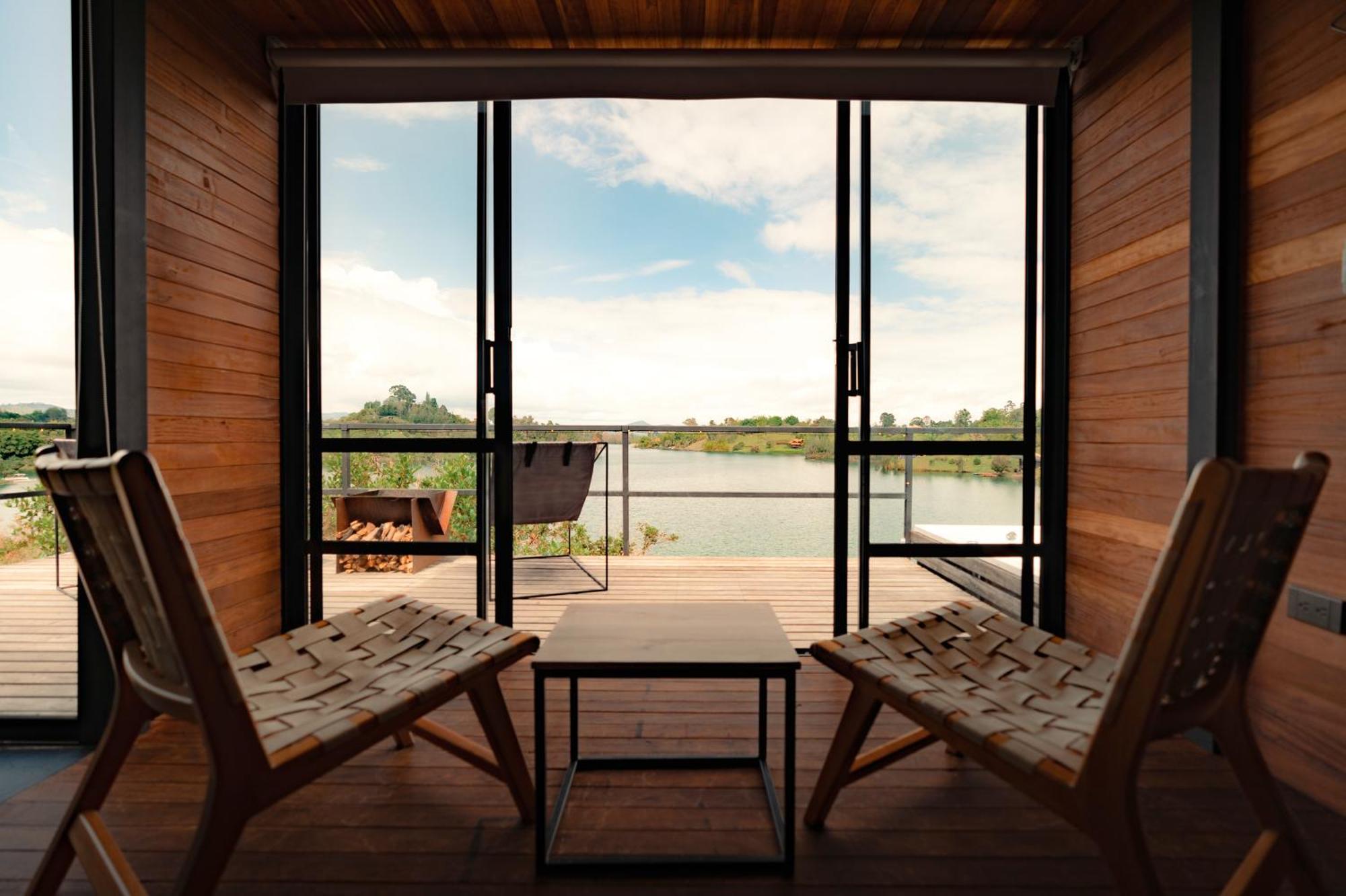 The Boato Hotel Guatapé 외부 사진 View from the interior of a floating cabin